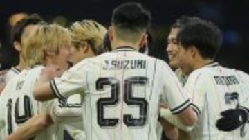 日本代表、『3人の鈴木』が全員一緒に先発出場！海外でも話題に