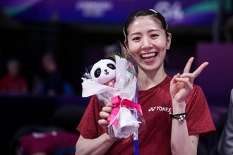パリ五輪銅の美女バド選手、新ペア初の国際大会で8強入り……"りんごポーズ"に「かわいい」と反響