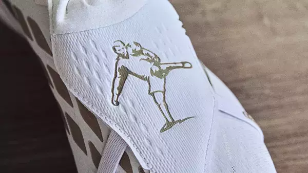 adidas、ジダンとの“30周年”を記念したスペシャルスパイクを発表！「最新プレデター」がホワイト×ゴールドに