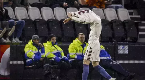 冨安健洋、復帰戦でまさかの一発退場！アヤックス監督が審判の判定に言及