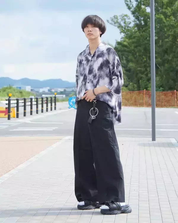 【ワイドパンツ】を今っぽく穿きこなせ。簡単でサマになる「シンプルコーデ」