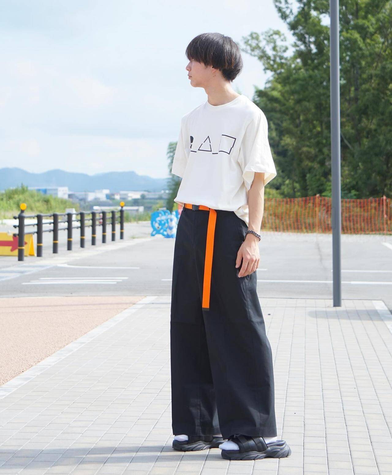【ワイドパンツ】を今っぽく穿きこなせ。簡単でサマになる「シンプルコーデ」
