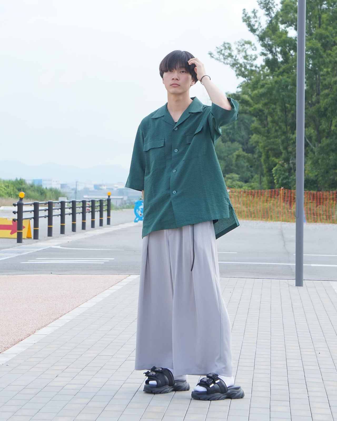 【ワイドパンツ】を今っぽく穿きこなせ。簡単でサマになる「シンプルコーデ」