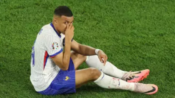 フランス代表、エムバペがEURO初戦で鼻骨骨折と発表　手術せずにフェイスマスク着用へ