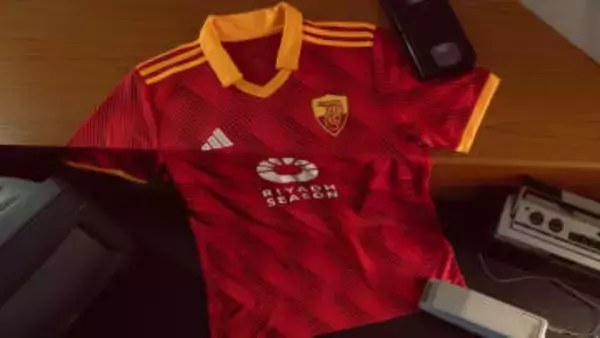 ローマが「伝説の勝利」25周年の新ユニフォームを発表！主役となった“レジェンドFW”がモデルで登場