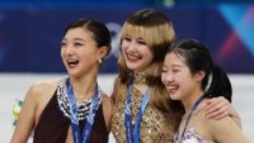 金メダルのアリサ・リウ、坂本花織と中井亜美との3ショット投稿に100万いいね「クレイジーな旅で素晴らしい2人と表彰台を分かち合えたことに感謝！」