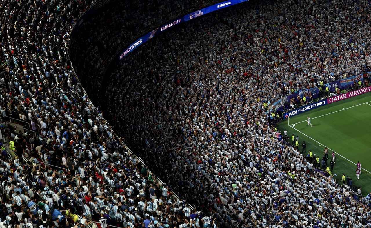 W杯で話題を呼んだメッシの“あの写真”！撮影者「通常であれば入れない場所」「実は1週間前に別の試合でスタジアムを訪れて…」