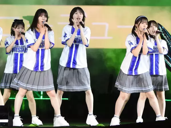日向坂46が“聖地”ハマスタで小坂菜緒、金村美玖ら全27名による迫力パフォーマンス！魔球が話題の藤嶌果歩も460点の始球式で魅了
