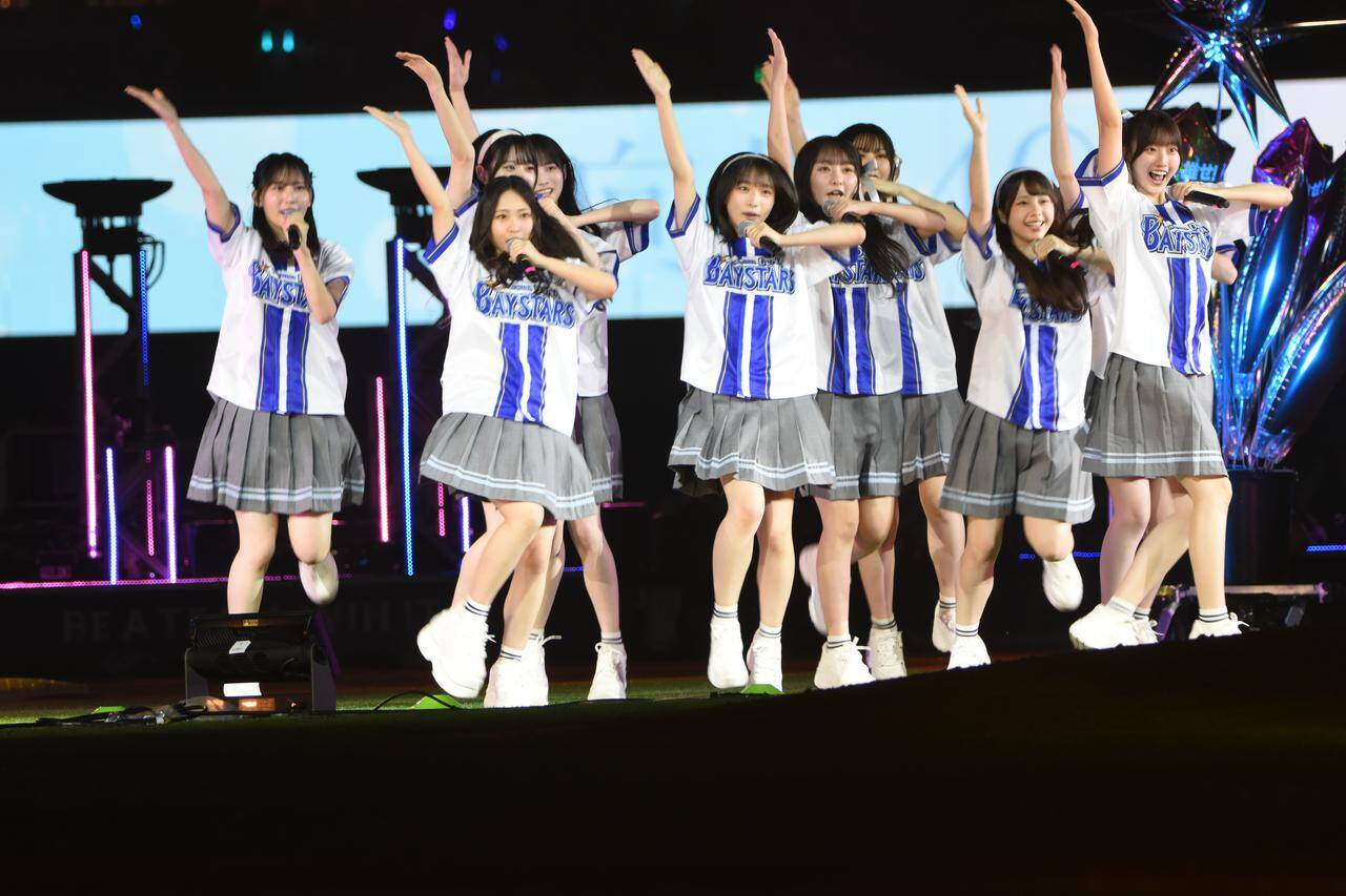 日向坂46が“聖地”ハマスタで小坂菜緒、金村美玖ら全27名による迫力パフォーマンス！魔球が話題の藤嶌果歩も460点の始球式で魅了