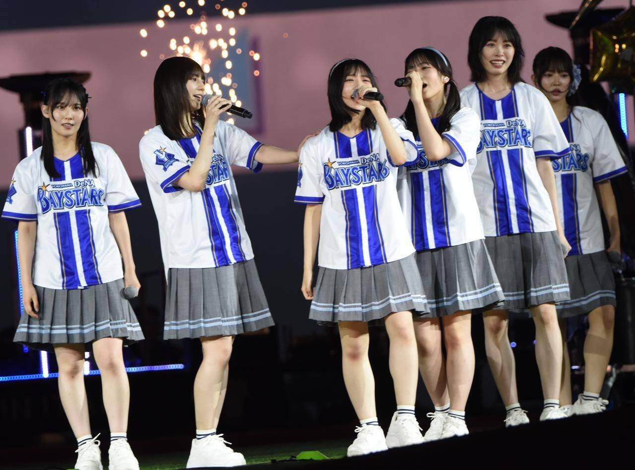 日向坂46が“聖地”ハマスタで小坂菜緒、金村美玖ら全27名による迫力パフォーマンス！魔球が話題の藤嶌果歩も460点の始球式で魅了