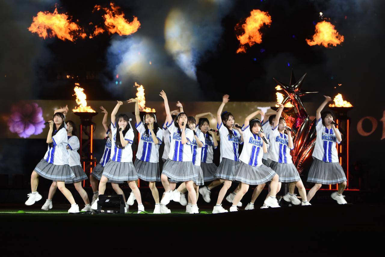 日向坂46が“聖地”ハマスタで小坂菜緒、金村美玖ら全27名による迫力パフォーマンス！魔球が話題の藤嶌果歩も460点の始球式で魅了