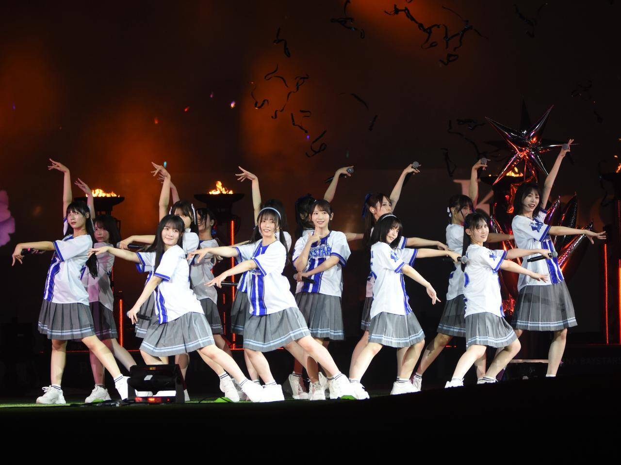日向坂46が“聖地”ハマスタで小坂菜緒、金村美玖ら全27名による迫力パフォーマンス！魔球が話題の藤嶌果歩も460点の始球式で魅了