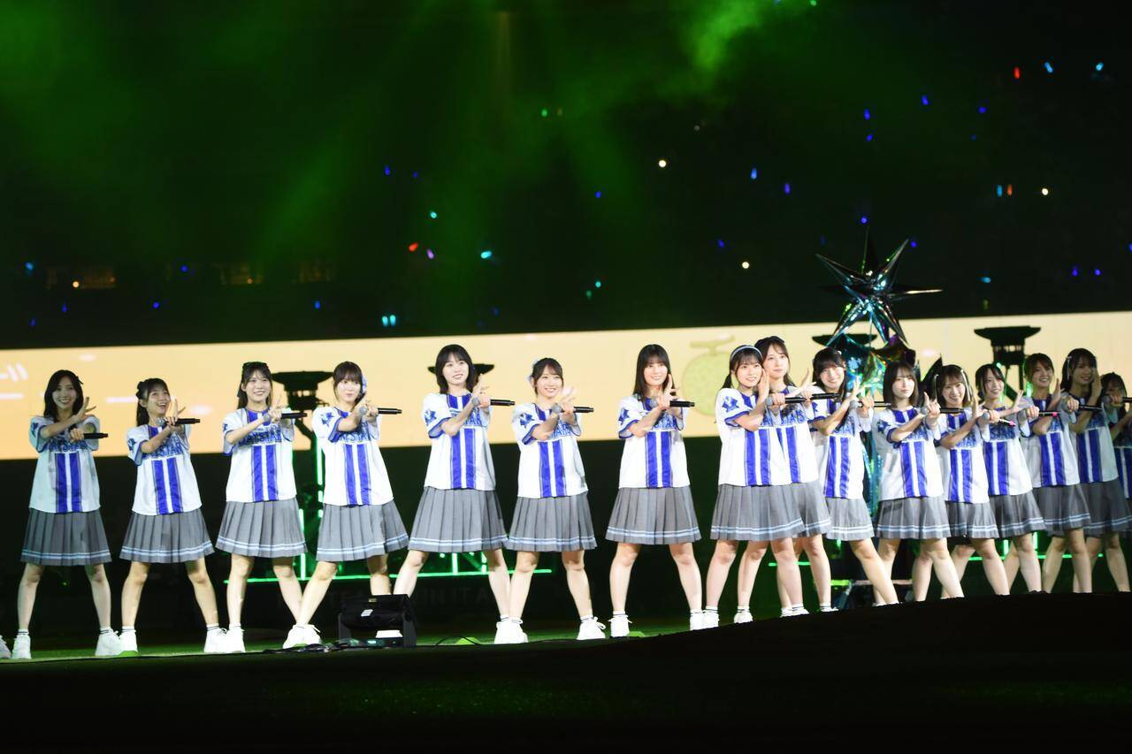 日向坂46が“聖地”ハマスタで小坂菜緒、金村美玖ら全27名による迫力パフォーマンス！魔球が話題の藤嶌果歩も460点の始球式で魅了