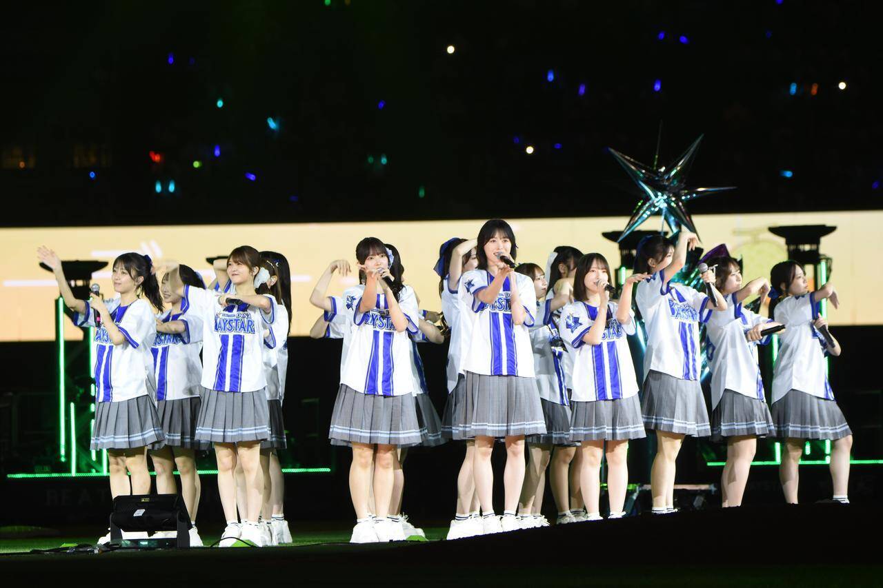 日向坂46が“聖地”ハマスタで小坂菜緒、金村美玖ら全27名による迫力パフォーマンス！魔球が話題の藤嶌果歩も460点の始球式で魅了