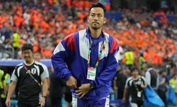 「僕が着ると体育の先生みたい…なんでだろ、顔の問題ですかね」37歳元日本代表主将、人気のレトロ風ジャージに本音ぽろり