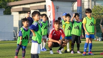 久保建英、思い出のグラウンドでJALとサッカークリニック開催！良いパスを出す秘訣は「受け手が次に何をしたいかを考えること」