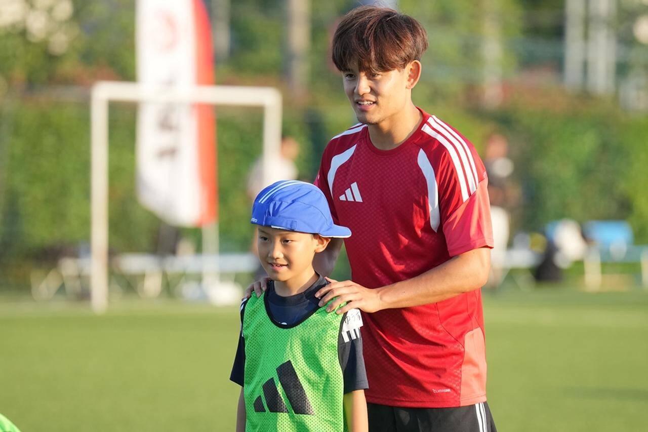 久保建英、思い出のグラウンドでJALとサッカークリニック開催！良いパスを出す秘訣は「受け手が次に何をしたいかを考えること」