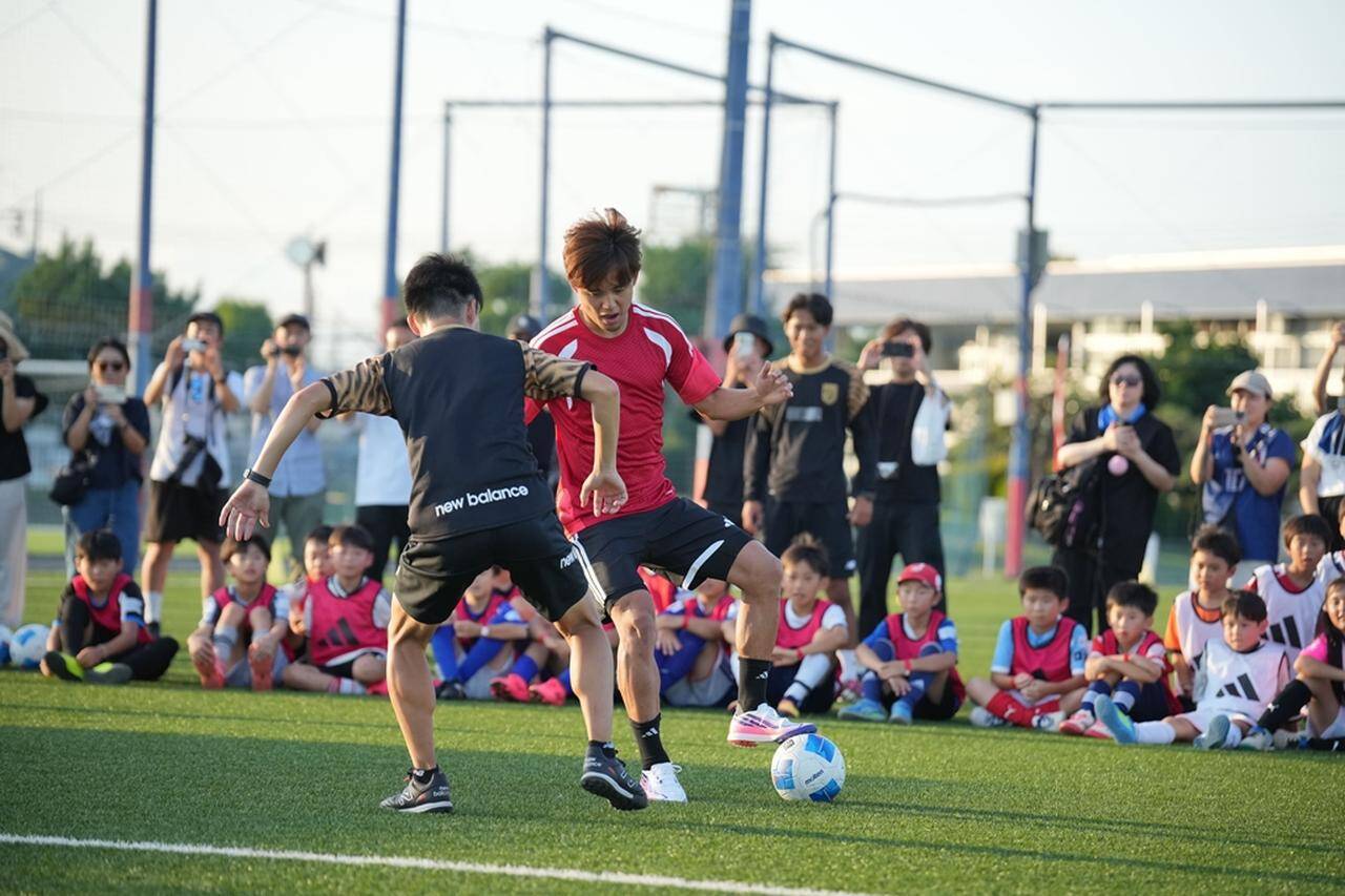 久保建英、思い出のグラウンドでJALとサッカークリニック開催！良いパスを出す秘訣は「受け手が次に何をしたいかを考えること」