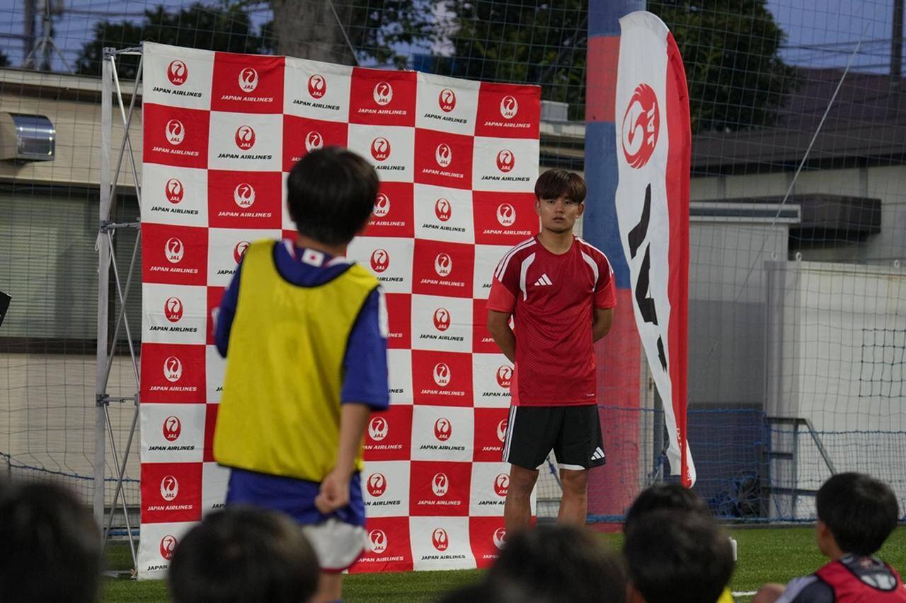 久保建英、思い出のグラウンドでJALとサッカークリニック開催！良いパスを出す秘訣は「受け手が次に何をしたいかを考えること」