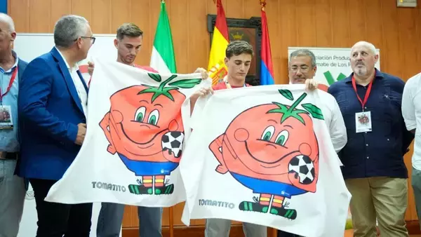 スペイン代表ガビとファビアン・ルイス、W杯優勝で「体重分のトマト」を贈られる