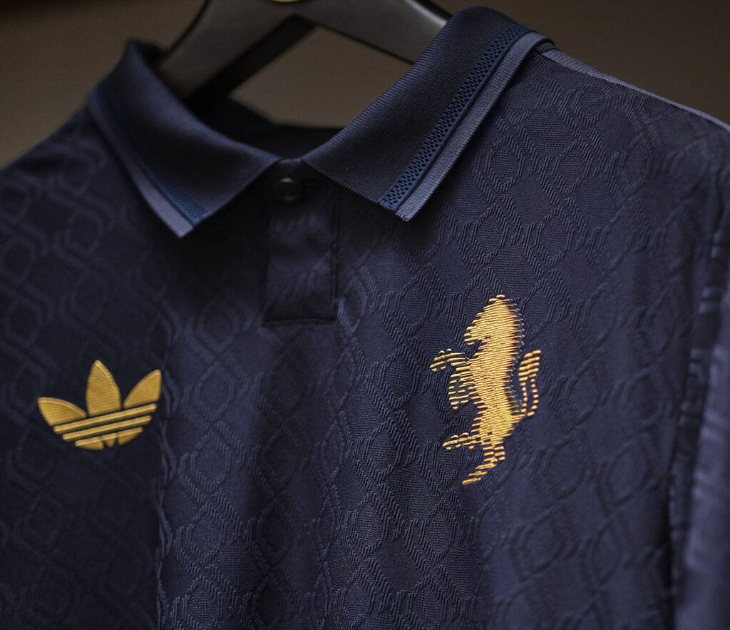 懐かしの馬エンブレムが登場！ユヴェントス、新サードユニフォームは「無限の宇宙と輝く月」を表現