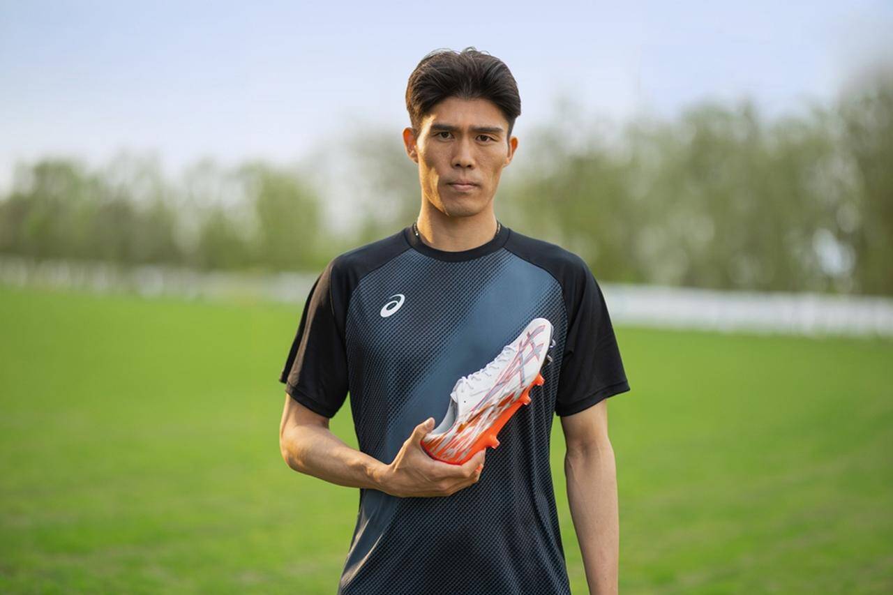 アシックス、冨安健洋と共同開発したサッカースパイク『ジェットレイエリート』を発表！新素材「シルキーラップライト」を採用