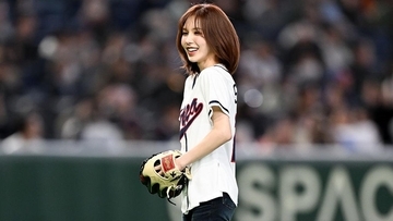 「ベースボールシャツ姿かわいすぎる！」Red Velvetウェンディが東京ドームに登場、WBC始球式を務めて“勝利の女神”に