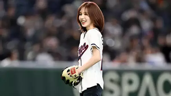 「ベースボールシャツ姿かわいすぎる！」Red Velvetウェンディが東京ドームに登場、WBC始球式を務めて“勝利の女神”に