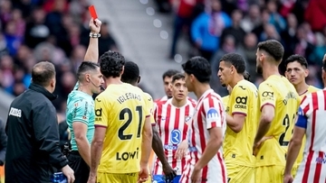 異例のレッドカード！相手の股間を触った選手、VARで確認されて一発退場…「クソみたい」と味方もドン引き