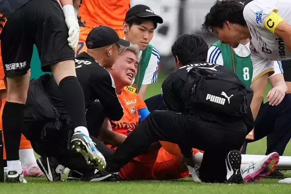 負傷退場でも骨折なし……宇野禅斗のボルシアMG移籍を揺るがした"前半15分の悪夢"