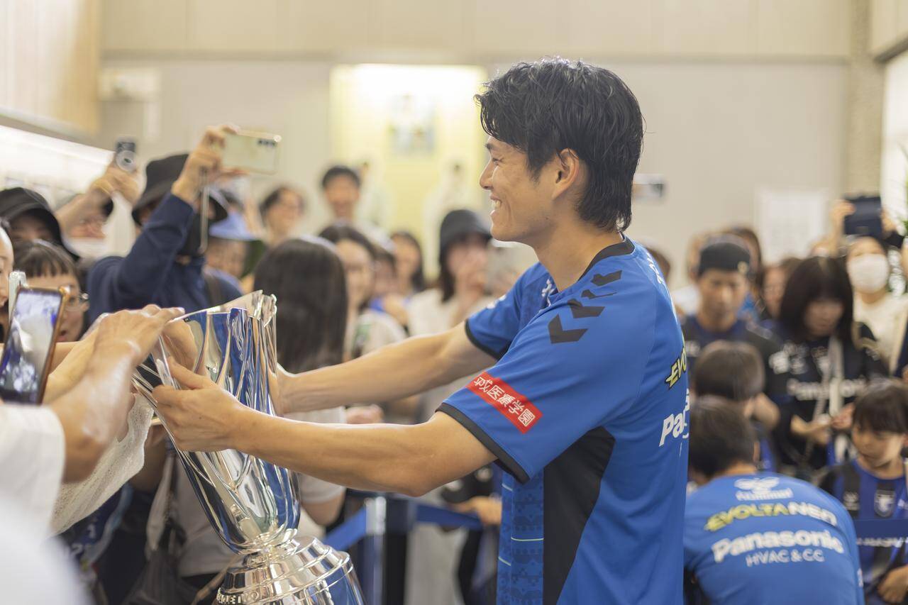 「力強いチームだと改めて感じました」ガンバ大阪が茨木市役所を訪問し、ACL2優勝を報告！「もう一つタイトルを…」と来季の抱負も