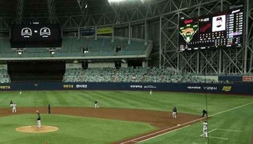 顔面骨折で倒れた"敵"投手のため、韓国プロ野球監督がベンチを空けた理由