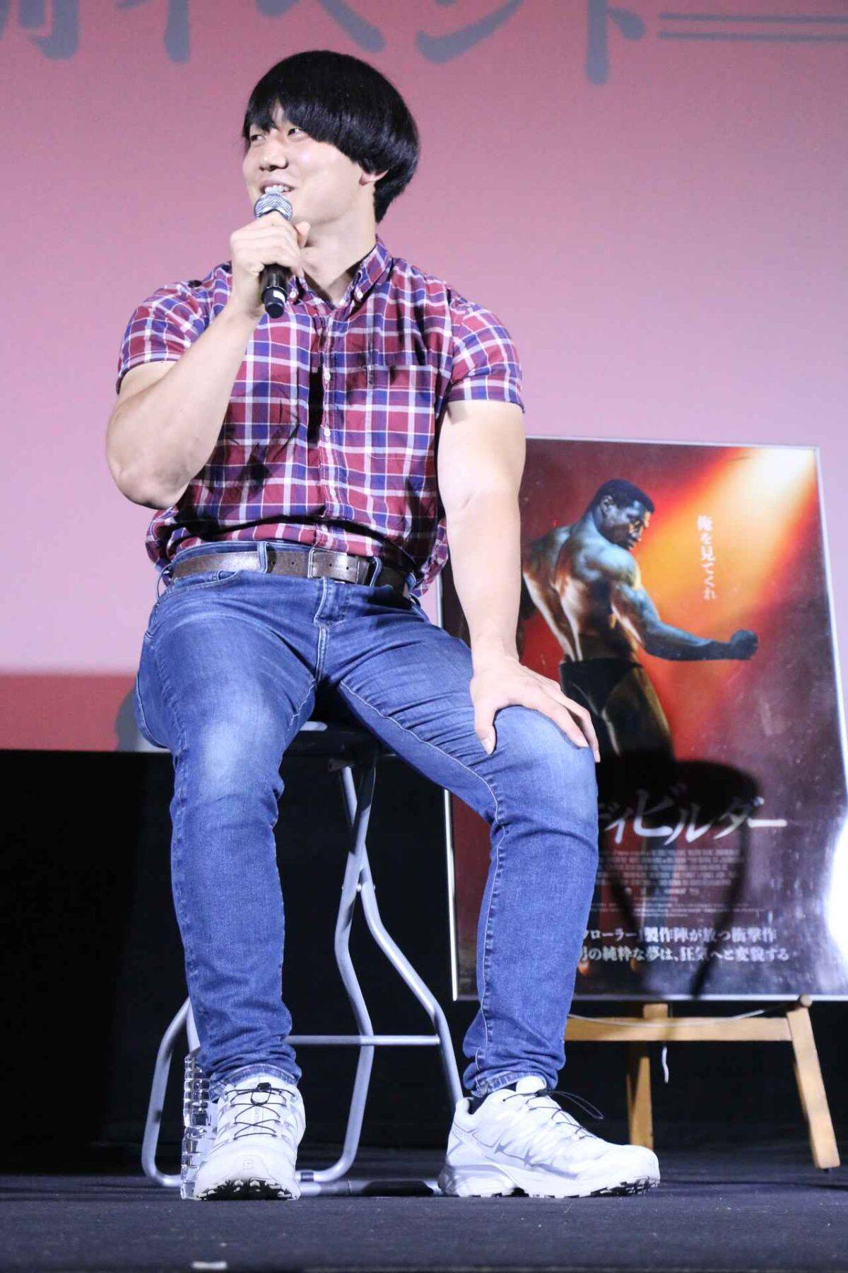 かけおち・青木マッチョが、映画『ボディビルダー』の記念イベントで、「メッチャキツい」筋トレ指導を受ける