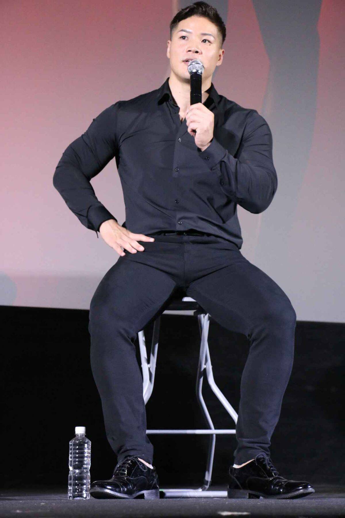 かけおち・青木マッチョが、映画『ボディビルダー』の記念イベントで、「メッチャキツい」筋トレ指導を受ける