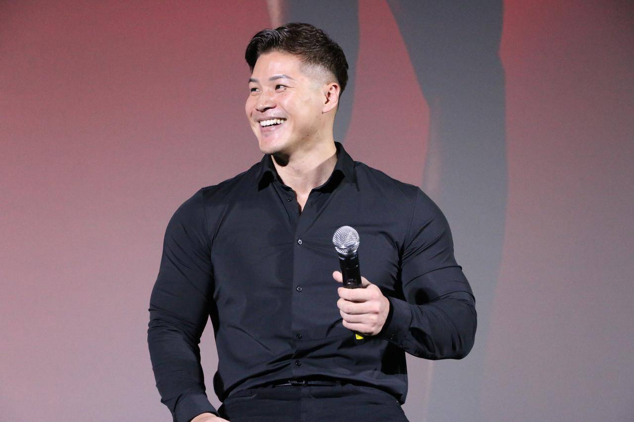 かけおち・青木マッチョが、映画『ボディビルダー』の記念イベントで、「メッチャキツい」筋トレ指導を受ける