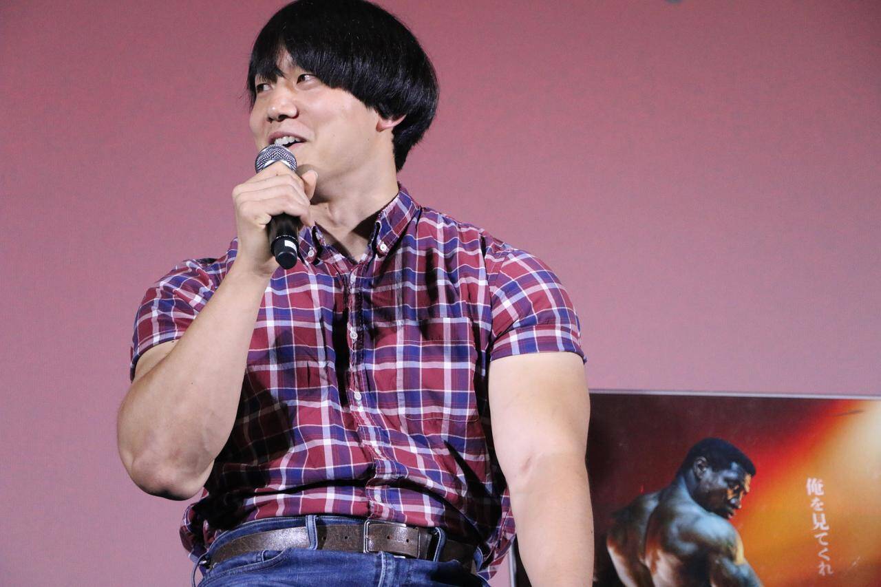かけおち・青木マッチョが、映画『ボディビルダー』の記念イベントで、「メッチャキツい」筋トレ指導を受ける