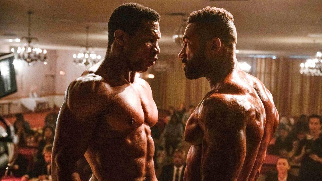 かけおち・青木マッチョが、映画『ボディビルダー』の記念イベントで、「メッチャキツい」筋トレ指導を受ける