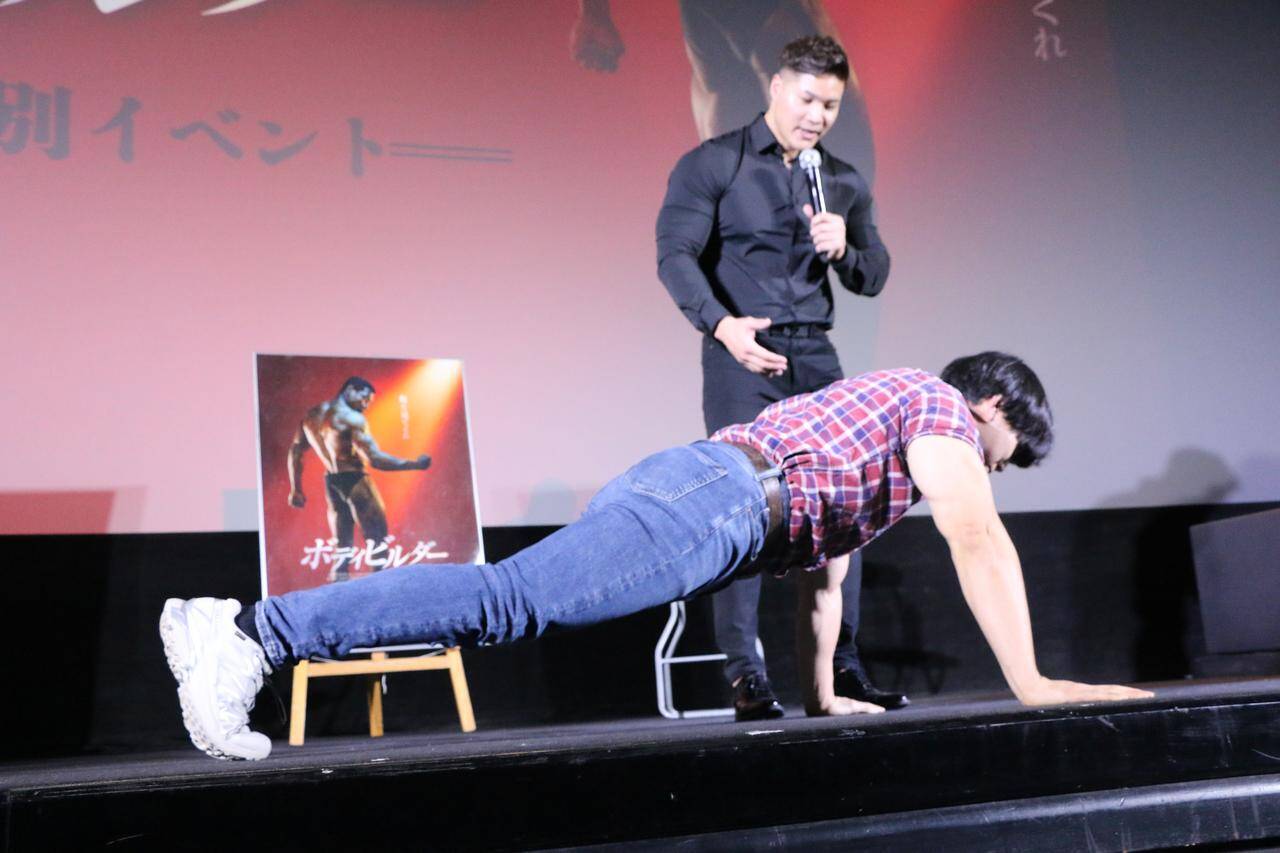 かけおち・青木マッチョが、映画『ボディビルダー』の記念イベントで、「メッチャキツい」筋トレ指導を受ける