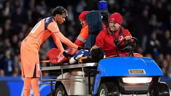 久保建英、バルセロナ戦で倒れ込みプレー続行不可能に…「肉離れだと思う、軽傷であることを祈るしかない」と柿谷曜一朗氏