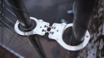 「情けない人生」71歳、人種差別で逮捕！日本とも対戦した26歳スター選手が被害…海外ファンもドン引き