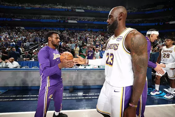 レブロン、息子ブロニーに試合中ダメ出し。「あれは選手でなく父親の顔」と実況も苦笑