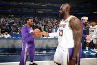 レブロン、息子ブロニーに試合中ダメ出し。「あれは選手でなく父親の顔」と実況も苦笑