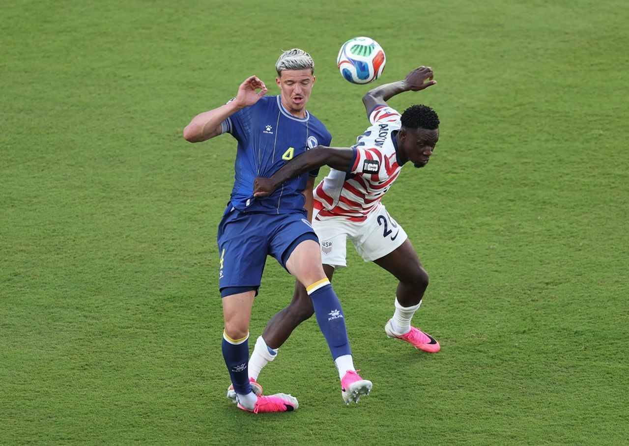 サッカーW杯「最もダウンロードされた写真」トップ10！ラウンド16までの集計…メッシとバログンが3枚、ロナウドは“明暗”2枚
