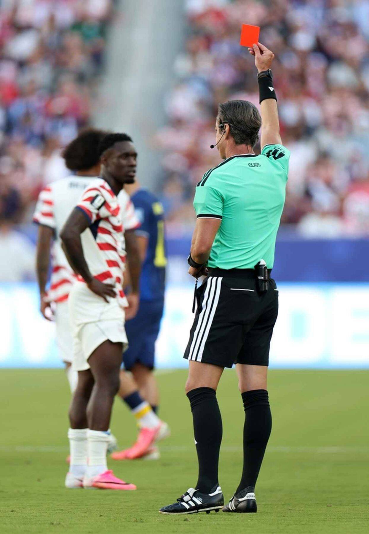 サッカーW杯「最もダウンロードされた写真」トップ10！ラウンド16までの集計…メッシとバログンが3枚、ロナウドは“明暗”2枚