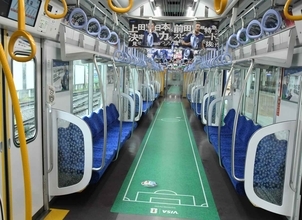 通勤・通学中もW杯の高揚感を！西武鉄道を「SAMURAI BLUE トレイン by SAISON」が絶賛走行中