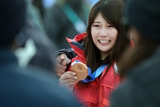 「色気もあって素敵」五輪金の21歳美人スノーボーダー、別人のような変身ぶりでSNS衝撃