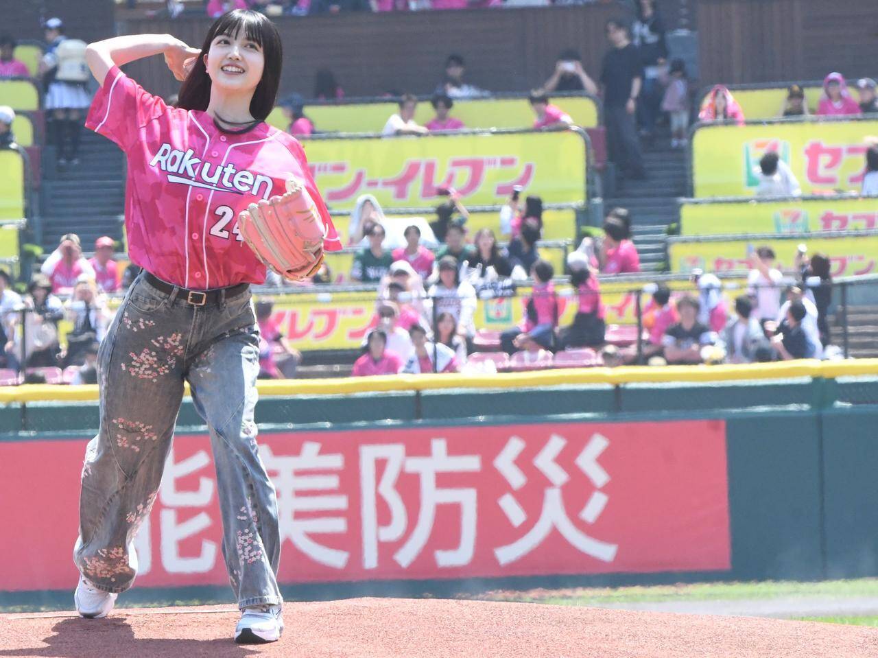 楽天「EXCITINGシリーズ」で、球場がピンク一色に。久保史緒里も、乃木坂46卒業後に初登場「ワクワク」に花添える