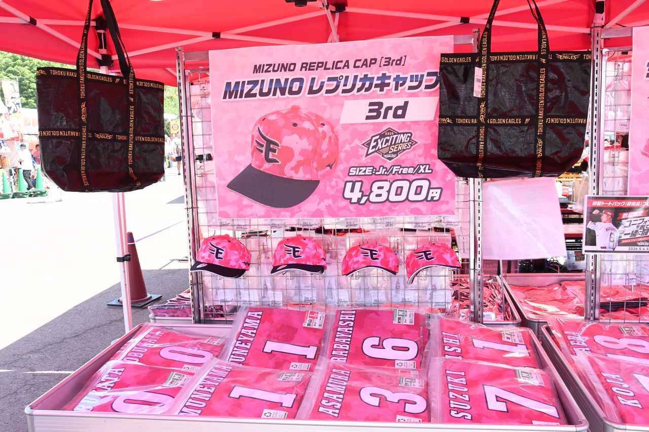 楽天「EXCITINGシリーズ」で、球場がピンク一色に。久保史緒里も、乃木坂46卒業後に初登場「ワクワク」に花添える