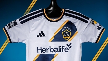 吉田麻也がモデルに！LAギャラクシーが2026新ユニフォームを発表　MLS参入「30周年記念」デザイン