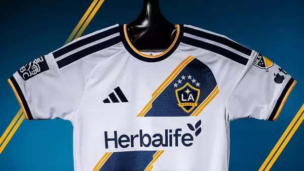 吉田麻也がモデルに！LAギャラクシーが2026新ユニフォームを発表　MLS参入「30周年記念」デザイン